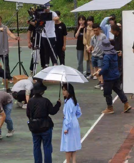 譚松韻真的少女感太強,黑色襯衫裙搭配貝雷帽,完全看不出年齡感
