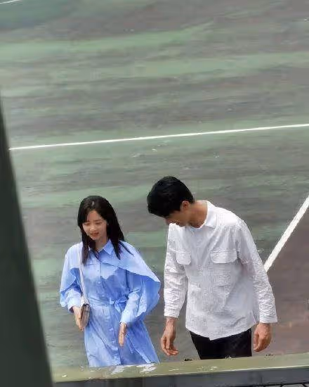 譚松韻真的少女感太強,黑色襯衫裙搭配貝雷帽,完全看不出年齡感