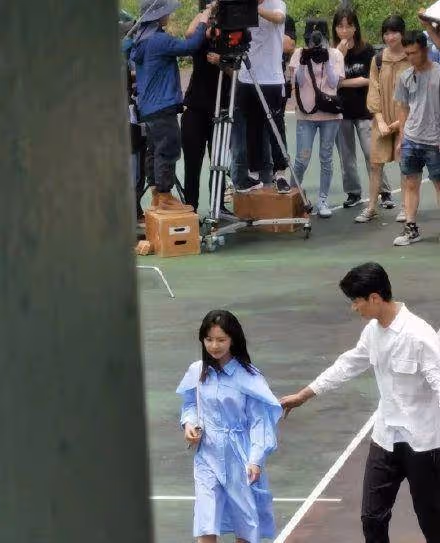 譚松韻真的少女感太強,黑色襯衫裙搭配貝雷帽,完全看不出年齡感