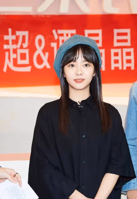 譚松韻真的少女感太強,黑色襯衫裙搭配貝雷帽,完全看不出年齡感