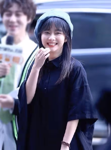 譚松韻真的少女感太強,黑色襯衫裙搭配貝雷帽,完全看不出年齡感