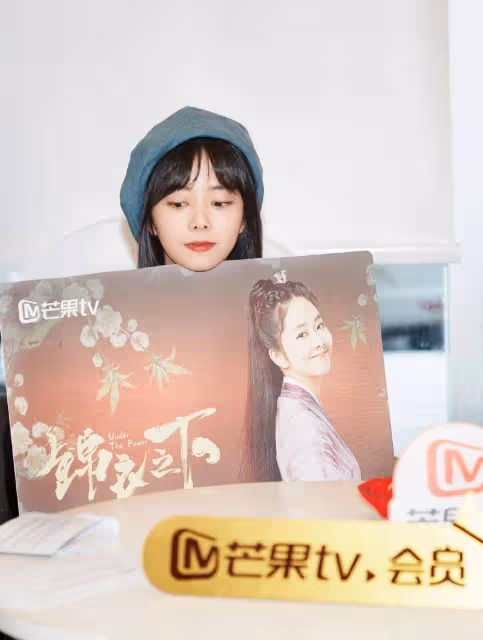 譚松韻真的少女感太強，黑色襯衫裙搭配貝雷帽，完全看不出年齡感