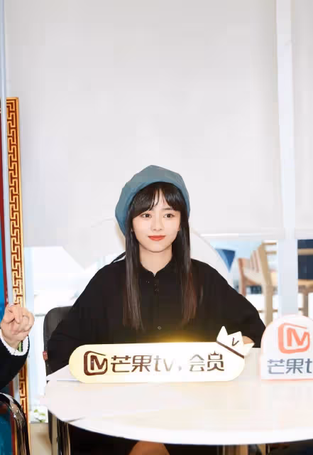 譚松韻真的少女感太強，黑色襯衫裙搭配貝雷帽，完全看不出年齡感