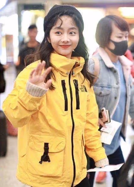 譚松韻真的少女感太強，黑色襯衫裙搭配貝雷帽，完全看不出年齡感