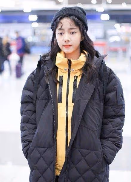 譚松韻真的少女感太強，黑色襯衫裙搭配貝雷帽，完全看不出年齡感