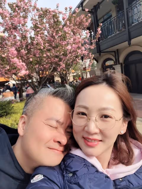 結婚16週年!郁方曬「老公床上合照」曝豪門婚秘訣 仔細一看「枕邊人是小三」笑喊:把婚姻當修行