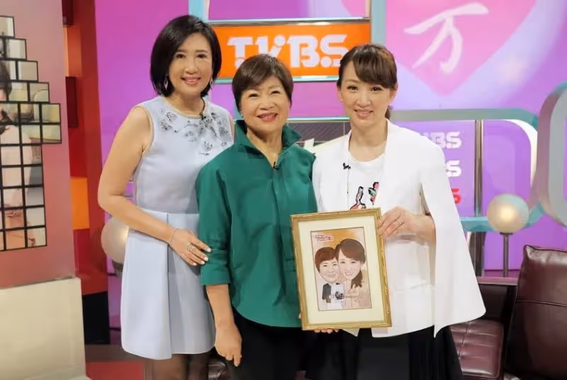 結婚16週年!郁方曬「老公床上合照」曝豪門婚秘訣 仔細一看「枕邊人是小三」笑喊:把婚姻當修行