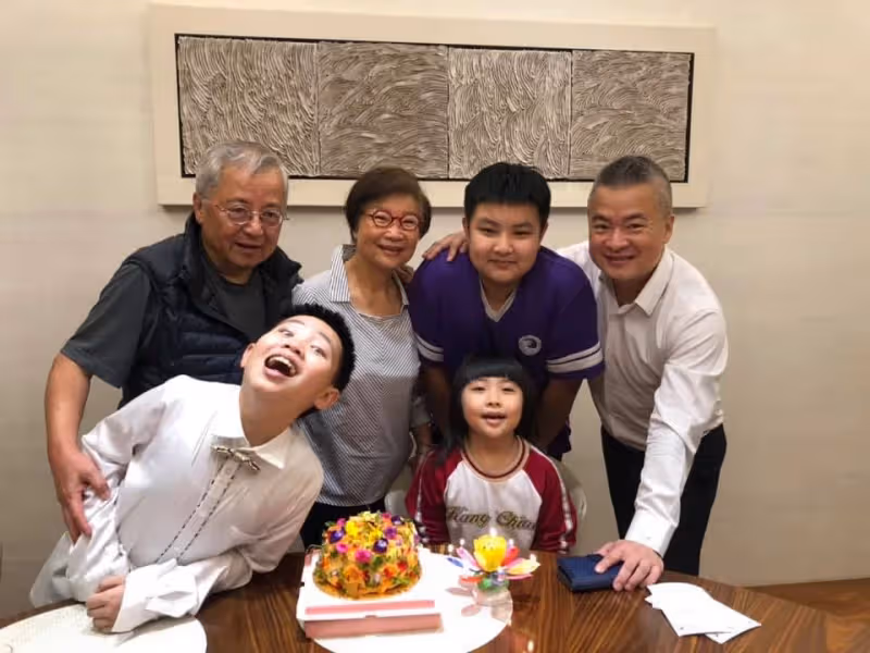 結婚16週年!郁方曬「老公床上合照」曝豪門婚秘訣 仔細一看「枕邊人是小三」笑喊:把婚姻當修行