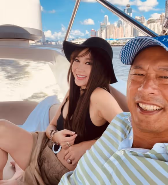 溫碧霞豪華遊艇開派對慶生!穿泳衣大秀身材,嘟嘴獻吻老公很甜蜜