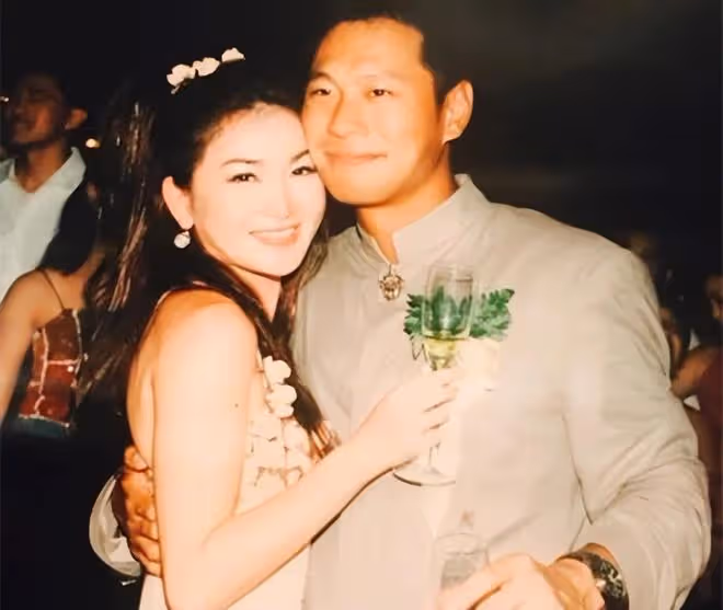 溫碧霞豪華遊艇開派對慶生!穿泳衣大秀身材,嘟嘴獻吻老公很甜蜜