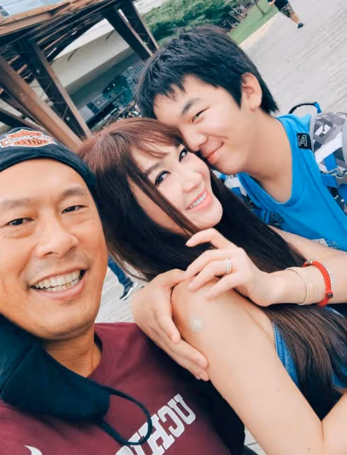 溫碧霞豪華遊艇開派對慶生!穿泳衣大秀身材,嘟嘴獻吻老公很甜蜜