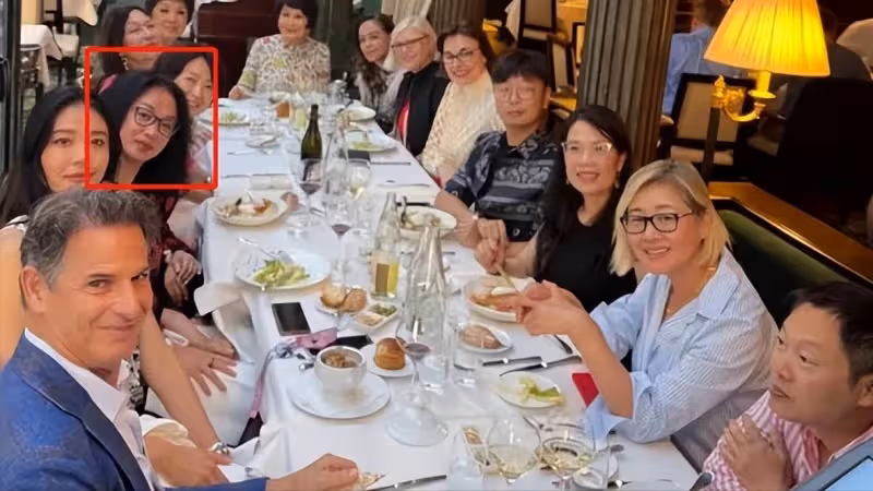 54歲金星巴黎參加闊太聚會,男人相越來越明顯,網友:雄兔腳撲朔