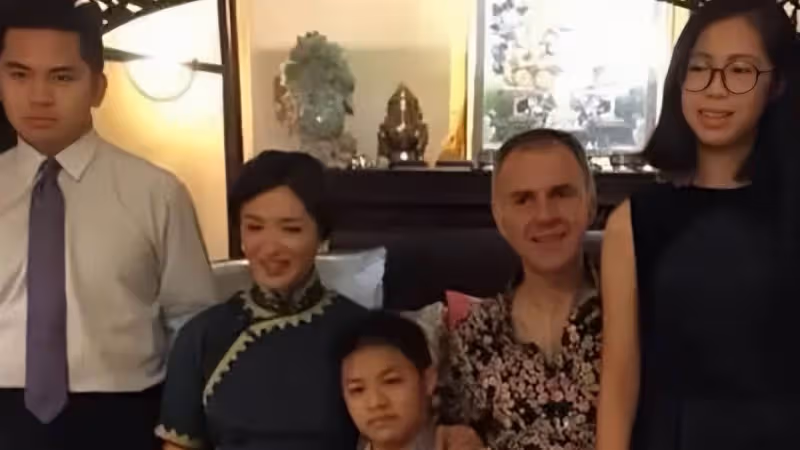 54歲金星巴黎參加闊太聚會,男人相越來越明顯,網友:雄兔腳撲朔