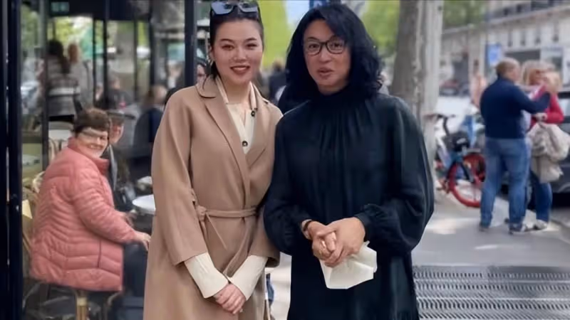 54歲金星巴黎參加闊太聚會,男人相越來越明顯,網友:雄兔腳撲朔