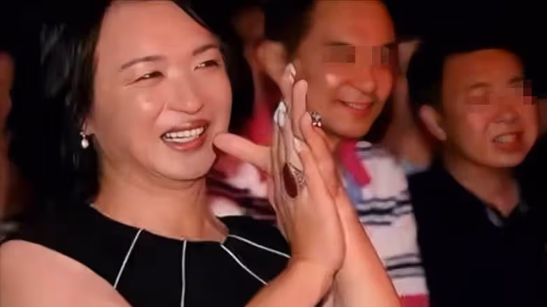 54歲金星巴黎參加闊太聚會,男人相越來越明顯,網友:雄兔腳撲朔