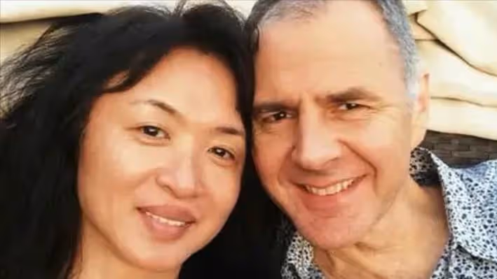 54歲金星巴黎參加闊太聚會,男人相越來越明顯,網友:雄兔腳撲朔