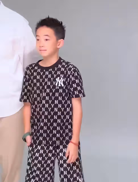 陳小春慶生照曝光！牽手應采兒肩扛Jasper，和家人同框幸福滿滿，張智霖袁詠儀到場