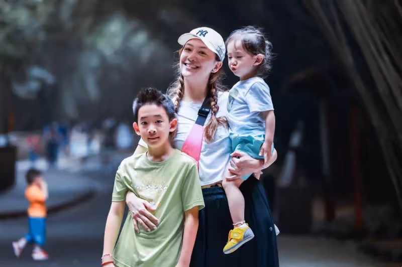 陳小春慶生照曝光！牽手應采兒肩扛Jasper，和家人同框幸福滿滿，張智霖袁詠儀到場