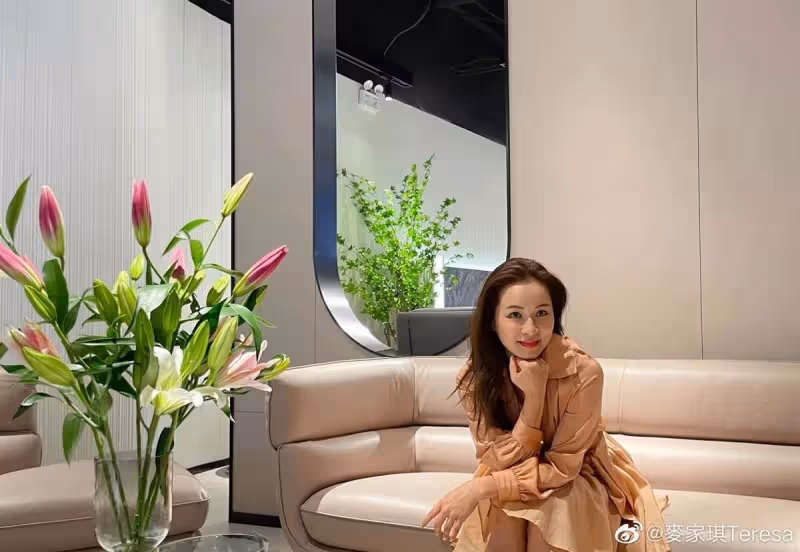 著名港星曾被指一脫成名!一代女神麥家琪罕見攜女兒出鏡,小傢伙繼承媽媽高顏值