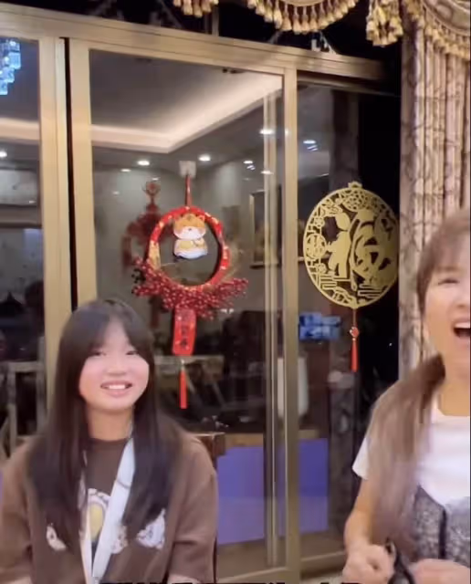著名港星曾被指一脫成名!一代女神麥家琪罕見攜女兒出鏡,小傢伙繼承媽媽高顏值