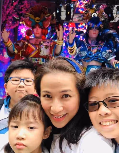 著名港星曾被指一脫成名!一代女神麥家琪罕見攜女兒出鏡,小傢伙繼承媽媽高顏值