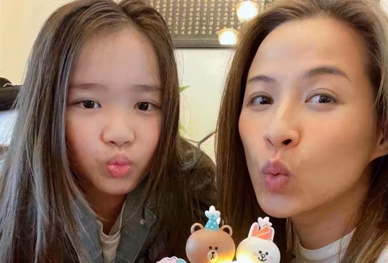 著名港星曾被指一脫成名!一代女神麥家琪罕見攜女兒出鏡,小傢伙繼承媽媽高顏值