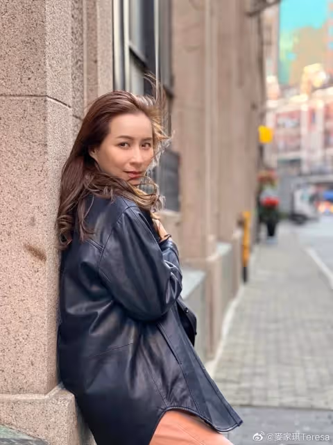 著名港星曾被指一脫成名!一代女神麥家琪罕見攜女兒出鏡,小傢伙繼承媽媽高顏值