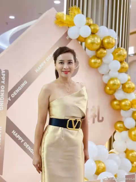 著名港星曾被指一脫成名!一代女神麥家琪罕見攜女兒出鏡,小傢伙繼承媽媽高顏值