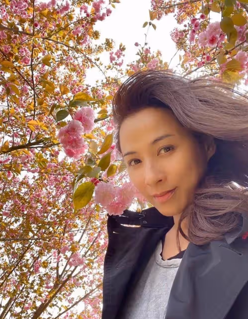 著名港星曾被指一脫成名!一代女神麥家琪罕見攜女兒出鏡,小傢伙繼承媽媽高顏值
