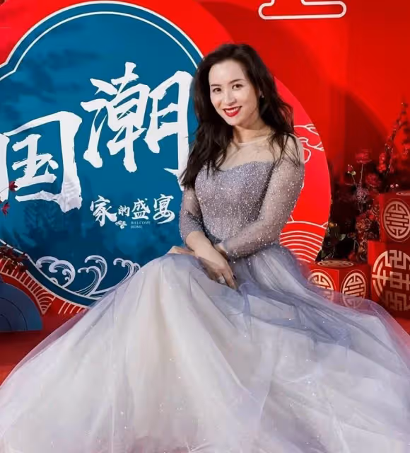 著名港星曾被指一脫成名!一代女神麥家琪罕見攜女兒出鏡,小傢伙繼承媽媽高顏值