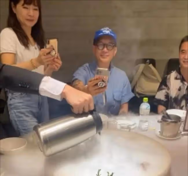 具俊曄撇下大S外出吃飯 戴著眼鏡笑容慈祥