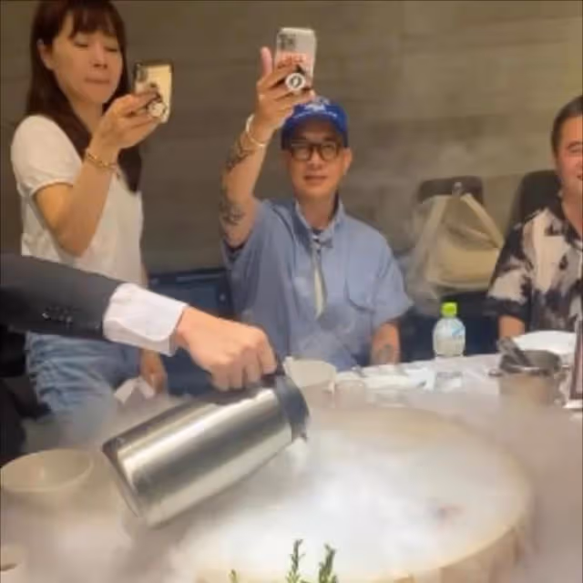 具俊曄撇下大S外出吃飯 戴著眼鏡笑容慈祥
