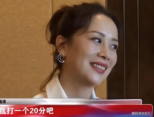 海清上農村茅房!差點被公羊舔 手機掉坑裡
