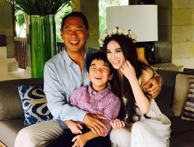 55歲溫碧霞曬高清泳裝照，卻被網友摳細節：腳後跟忘記P圖了