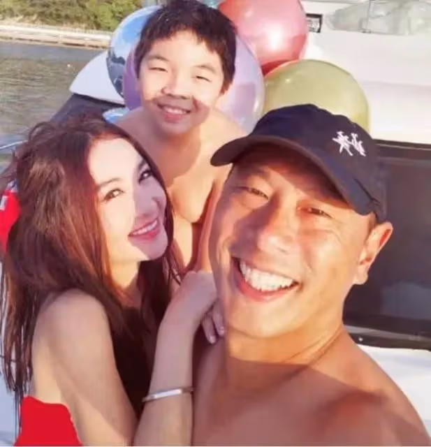 55歲溫碧霞曬高清泳裝照，卻被網友摳細節：腳後跟忘記P圖了
