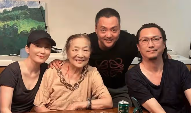 51歲俞飛鴻現身同學聚會,穿深V白到發光,一旁「蕭劍」臉色通紅