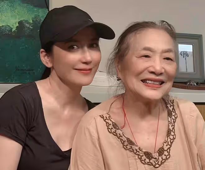 51歲俞飛鴻現身同學聚會,穿深V白到發光,一旁「蕭劍」臉色通紅