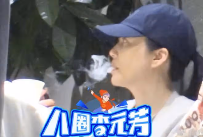 51歲俞飛鴻現身同學聚會,穿深V白到發光,一旁「蕭劍」臉色通紅