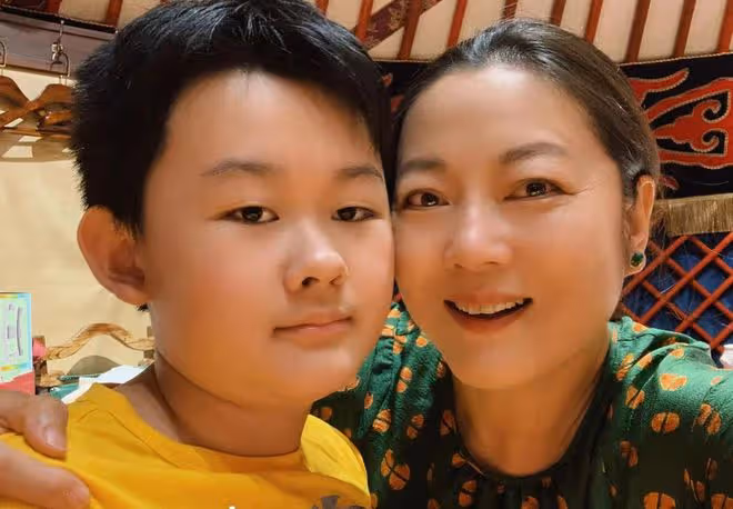 戲骨王茜華曬母子合照,被指眼凸明顯變化大,兒子虎頭虎腦長像爸