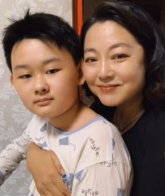 戲骨王茜華曬母子合照,被指眼凸明顯變化大,兒子虎頭虎腦長像爸