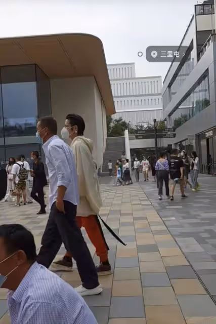 被曝二胎出生後向佐現身北京,打扮高調悠閒逛街,大熱天穿厚外套