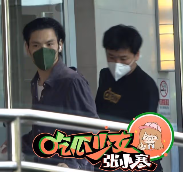 被曝二胎出生後向佐現身北京,打扮高調悠閒逛街,大熱天穿厚外套