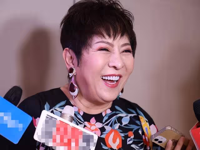 被曝二胎出生後向佐現身北京,打扮高調悠閒逛街,大熱天穿厚外套