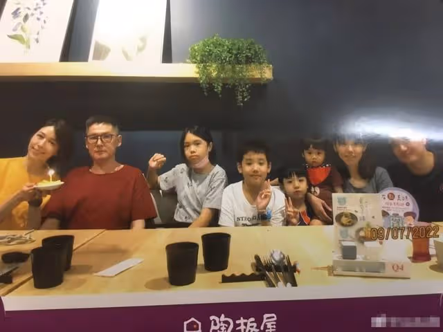 被曝二胎出生後向佐現身北京,打扮高調悠閒逛街,大熱天穿厚外套