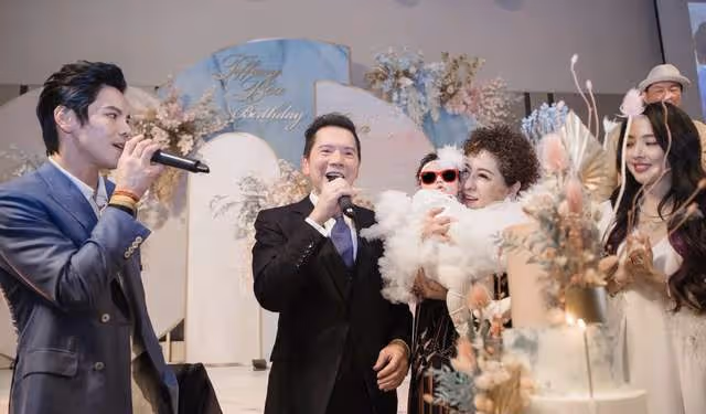 被曝二胎出生後向佐現身北京,打扮高調悠閒逛街,大熱天穿厚外套