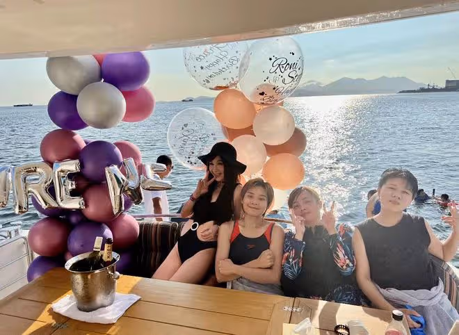 55歲溫碧霞穿比基尼在遊艇慶生!身材火辣似少女,與老公甜蜜親吻