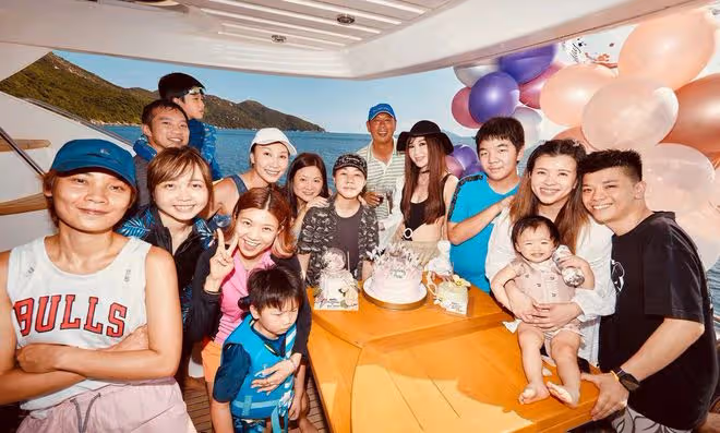 55歲溫碧霞穿比基尼在遊艇慶生!身材火辣似少女,與老公甜蜜親吻