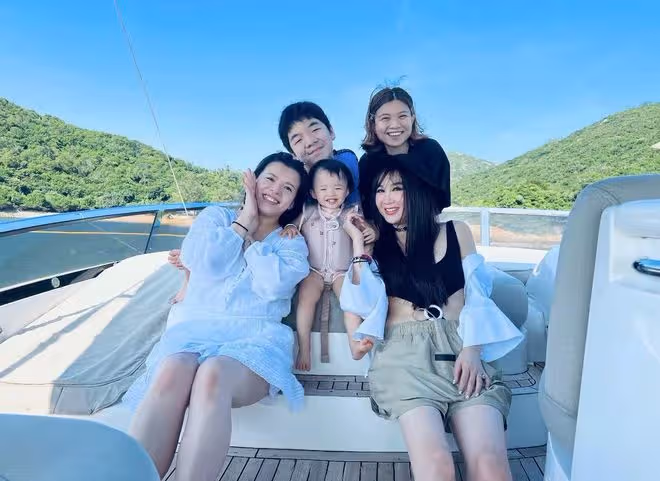 55歲溫碧霞穿比基尼在遊艇慶生!身材火辣似少女,與老公甜蜜親吻