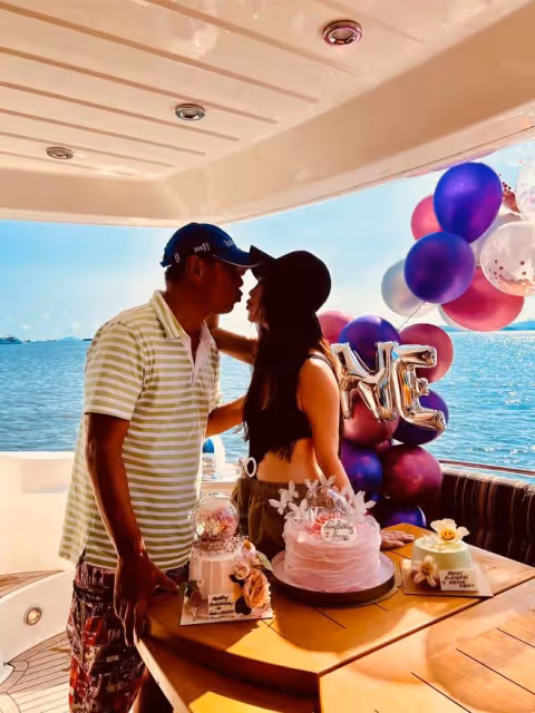 55歲溫碧霞穿比基尼在遊艇慶生!身材火辣似少女,與老公甜蜜親吻
