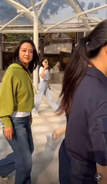 湯唯首爾街頭被偶遇,大氣回應婚變傳聞,被中韓粉絲熱情表白